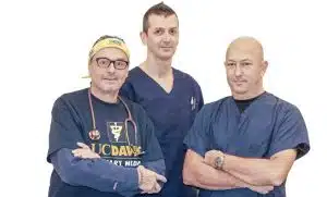 Da sinistra: dr. Stefano Giardinieri, dr. Emanuele Francella, dr. Corrado Carotti, dell'omonima clinica