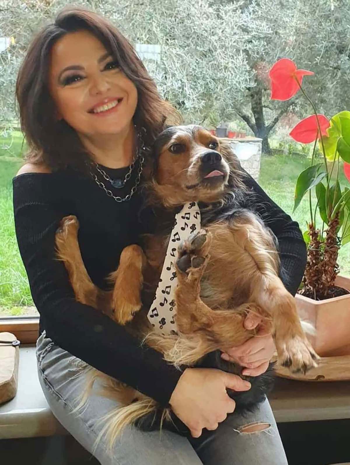 Francesca Alotta con il cane Ciccio