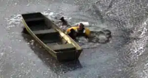 cane cade nel lago ghiacciato