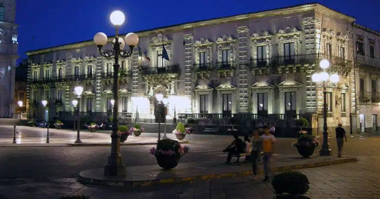 acireale dipendenti comunali in ufficio col cane