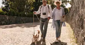 Portar a spasso il cane riduce rischio cadute negli anziani