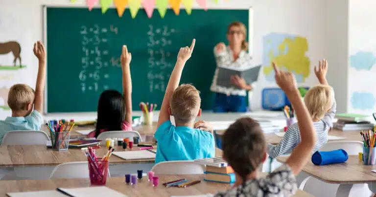 Cane in classe con l'insegnante