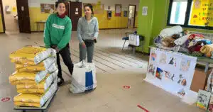 Bambini aiutano cani del rifugio