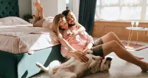 perché il cane dorme ai piedi del letto?