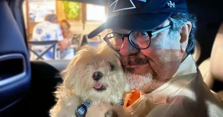 Francesco Pannofino e il cane Lucky, il furbacchione di casa: l’arte canina di farsi capire (senza copione). 