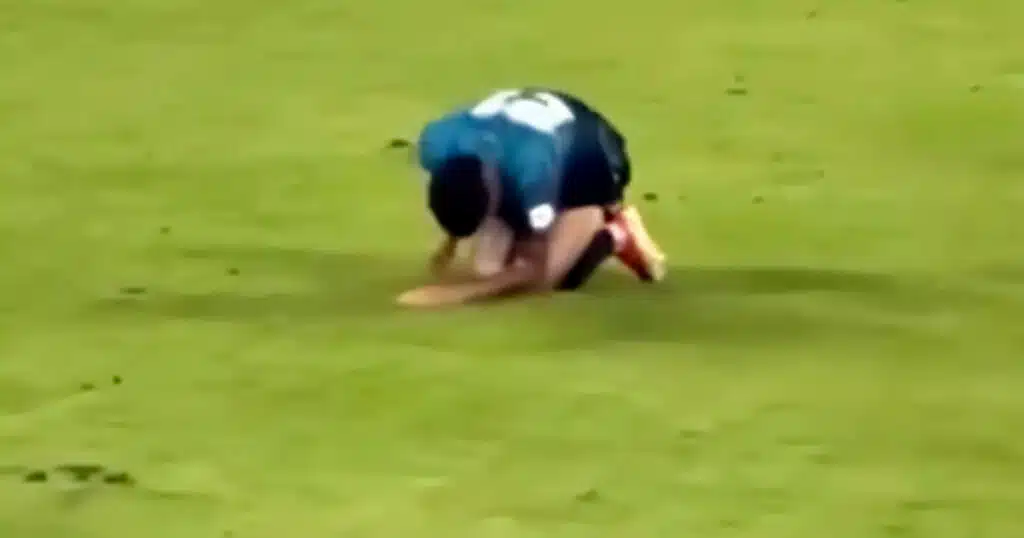 cane soccorre calciatore infortunato