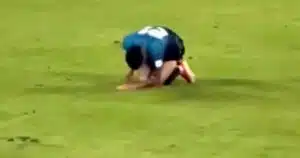 cane soccorre calciatore infortunato